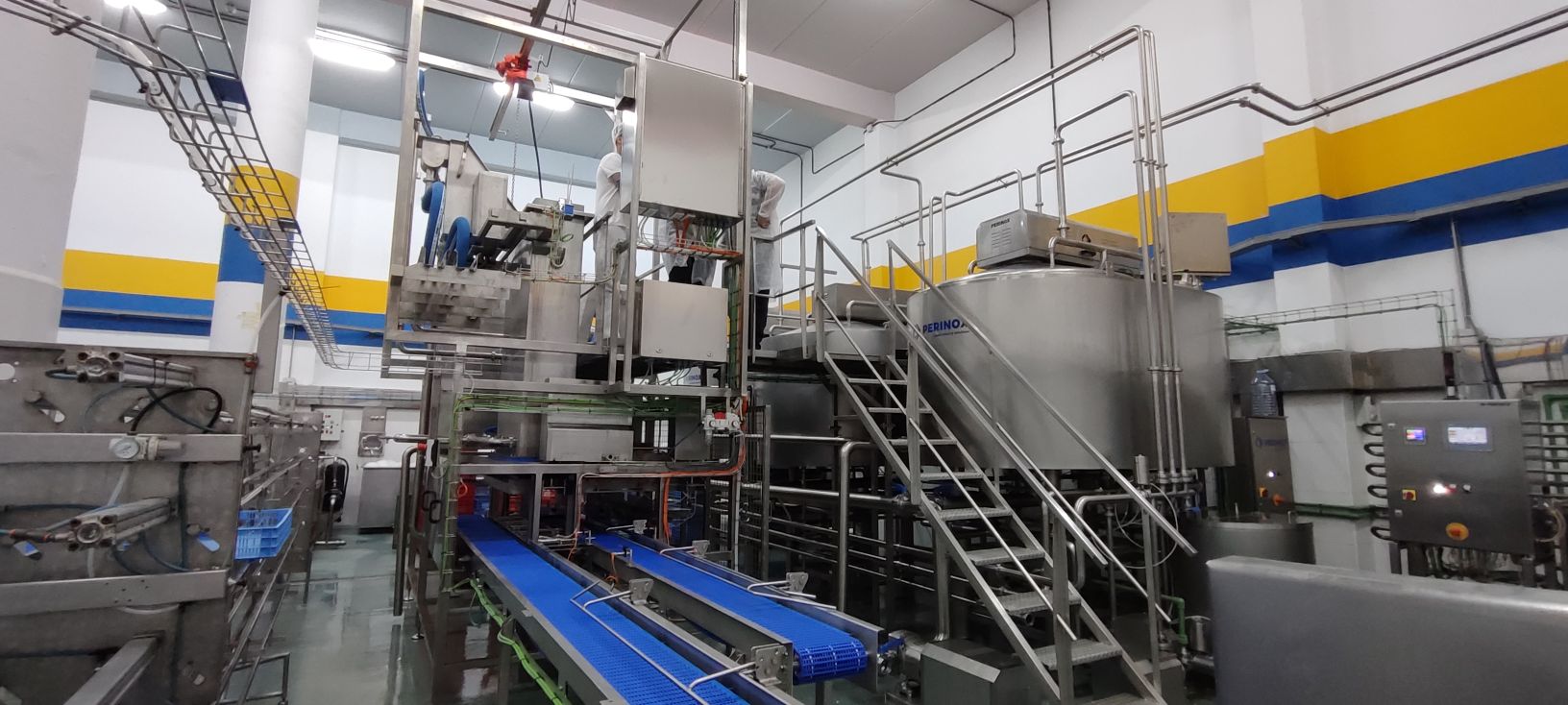 Pasteurizador y sistema de pre-prensado por columnas y desmoldeo de queso automatizado.